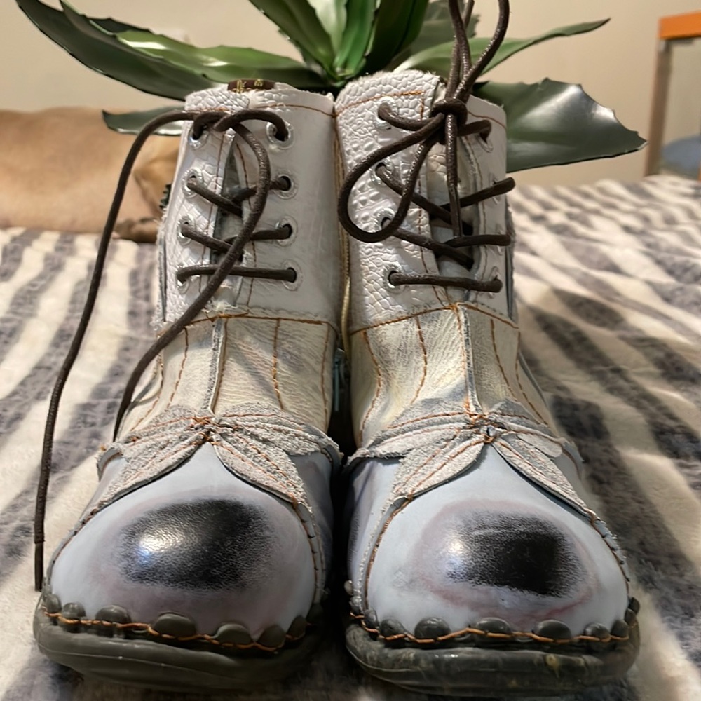 New TMA Eyes White Leather Textured Ankle Bootie